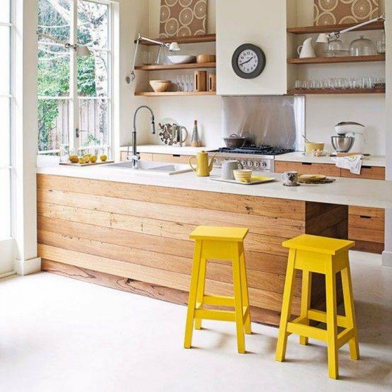 Żółte stołki w kuchni w modern rustykalnej kuchni z desek (24543)