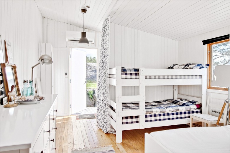 Piętrowe białe łóżka z granatowo-biała dekoracja w aranżacji pokoju dla dzieci (25463)