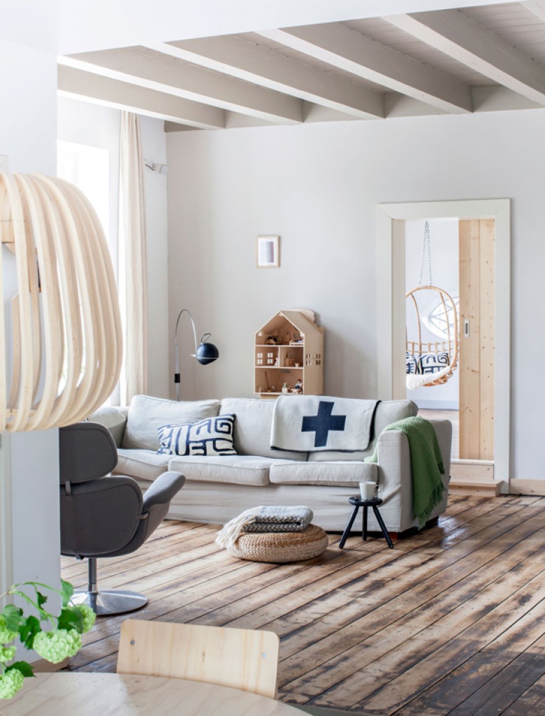 Naturalne drewno, bambus i białe ściany w skandynawskim salonie (21774)