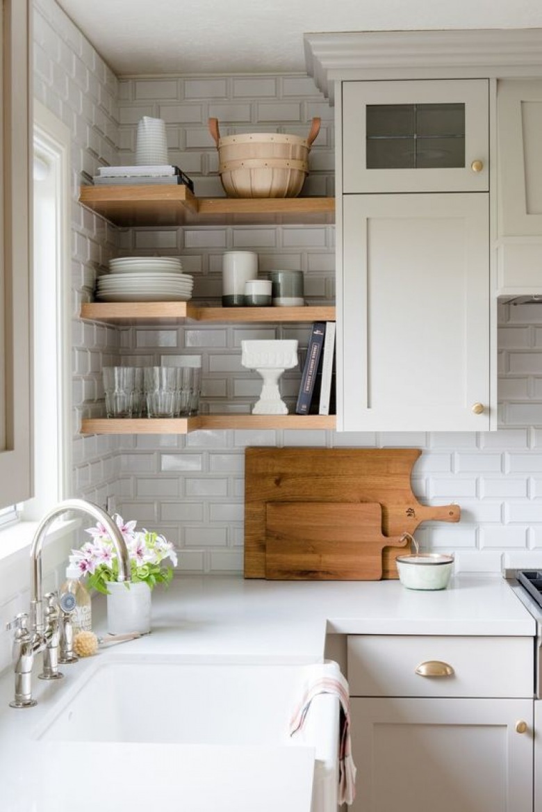 Drewniane półki w małej białej kuchni (53524)