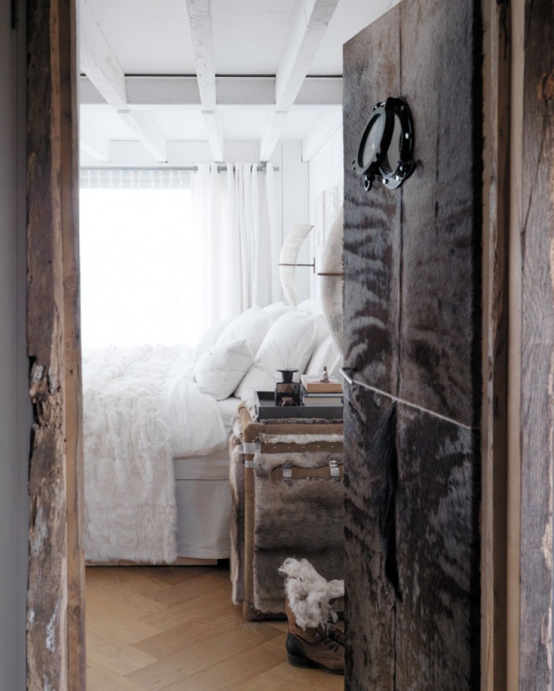 Drewniane białe belki w sypialni,drewniane rustykalne drzwi w futerkowej okładzinie w szarym kolorze (27681)
