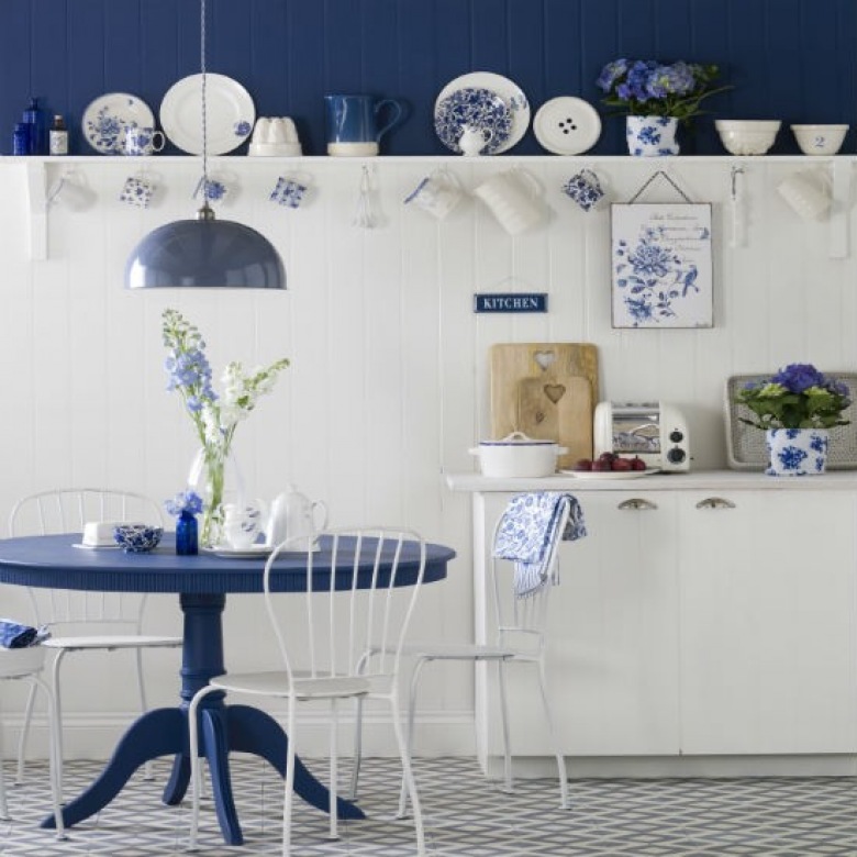Okragły stół niebieski,niebieskie ściany i białe lamperie w nowoczesnej wiejskiej  kuchni (28498)