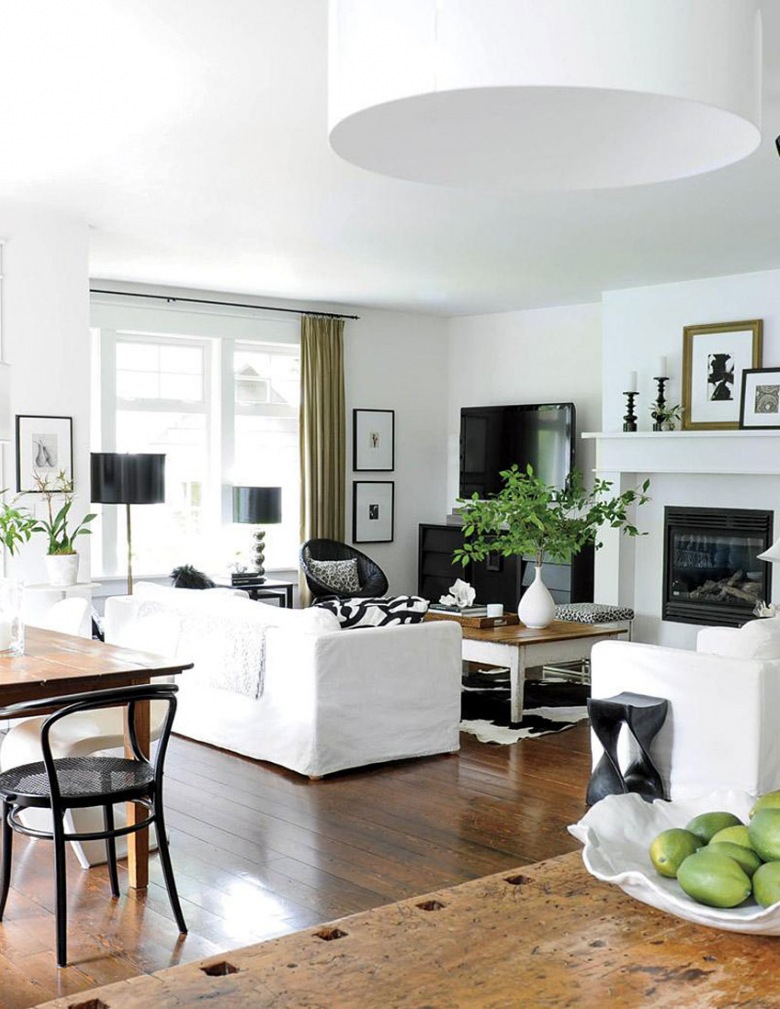 Modern rustic salon w bieli, czerni i ciemnym drewnie z detalami w stylu glamour (26783)
