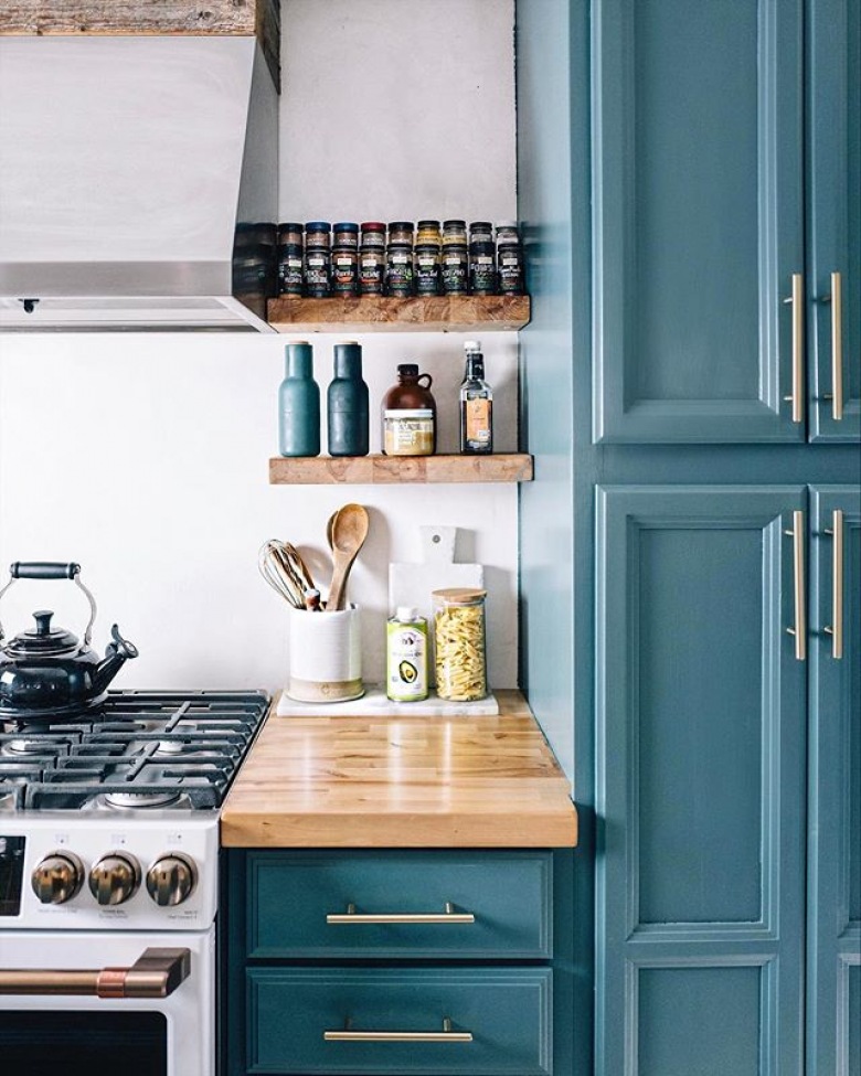 Drewniane blaty i półki w aranżacji niebieskiej kuchni (55519)