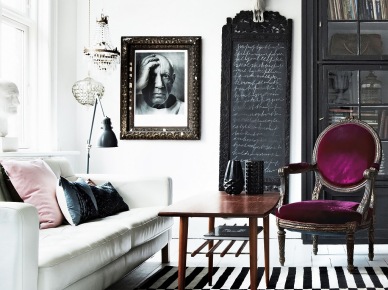 Biało-czarny dywan skandynawski w paski,stylowe krzesło francuskie w śliwkowej tapicerce,czarna tablica w stylowej ramie,czarna witryma,drewniany stolik z lat 60-tych,fotografia portret w retro ramach (26537)