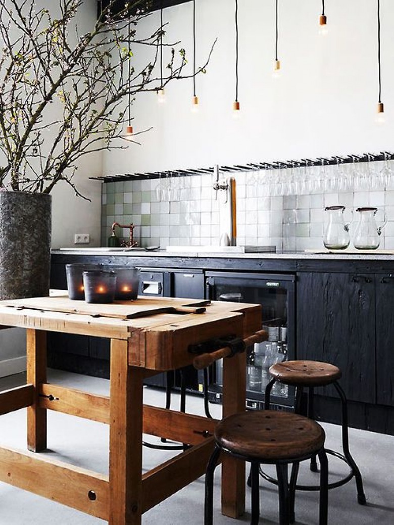 Drewniany stół roboczy w stylu industrialnym w czarnej kuchni z wiszącymi żarówkami na kablach (27624)