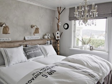 Jak urządzić sypialnię w stylu skandynawskim w szaro-białych kolorach i naturalnym drewnie ? (23877)
