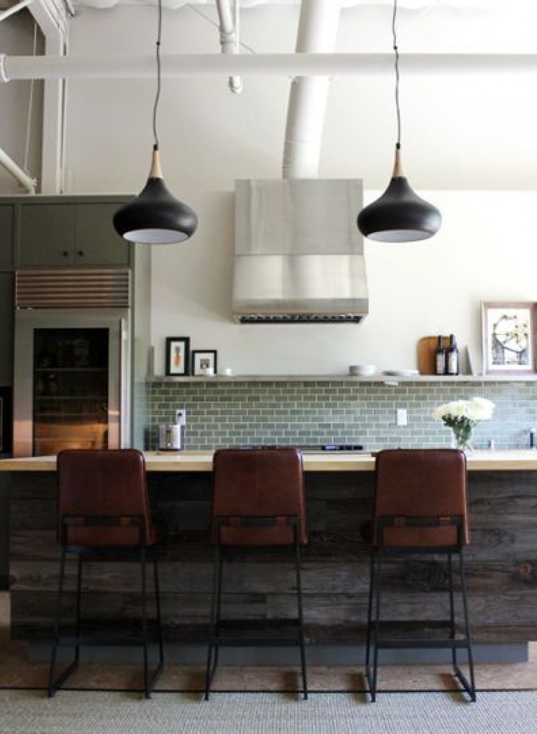 do industrialnej kuchni doskonale pasuje szara cegła - razem z metalowymi i skórzanymi stołkami barowymi tworzy ciekawy...