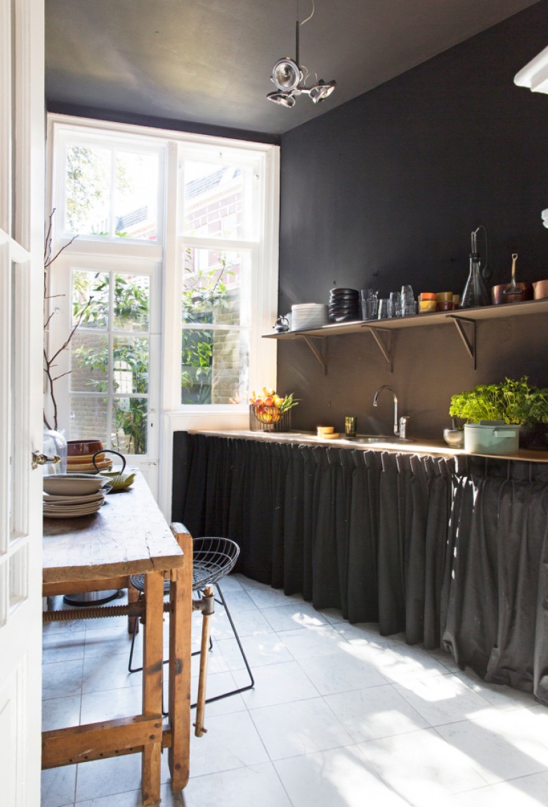 Czarna ściana w kuchnii z rustykalnymi szafkami z faruchami zamiast drzwiczkami (26356)