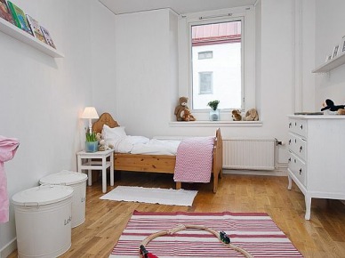 Pokój dziecięcy z drewnianym łóżkiemi różowymi dekoracjami (20510)