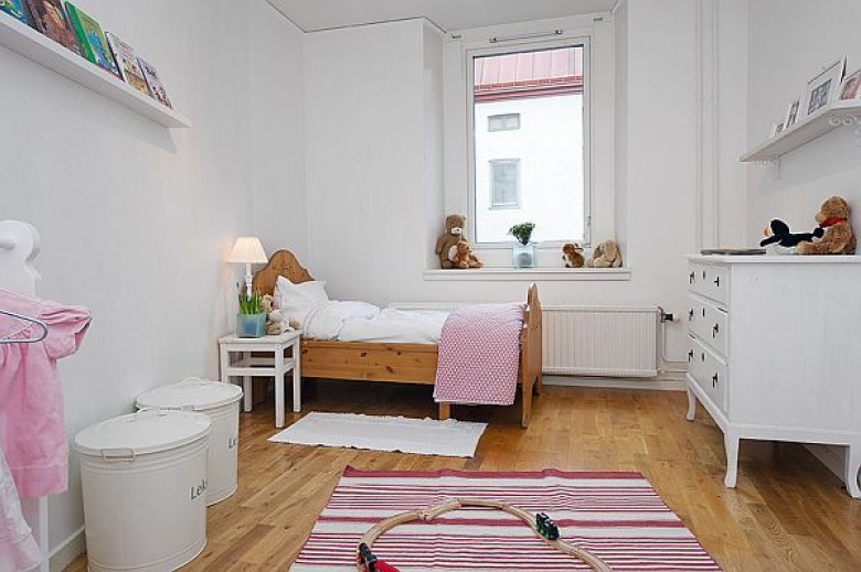 Pokój dziecięcy z drewnianym łóżkiemi różowymi dekoracjami (20510)