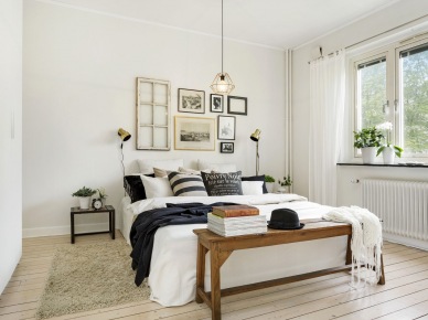 Jak wieszać grafiki i fotografie nad łóżkiem w białej sypialni w stylu skandynawskim ? (23796)