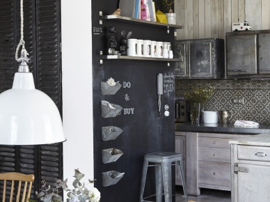 Czarna ściana, szare meble z drewna i metalowe lampy i stołki w kuchni (21103)