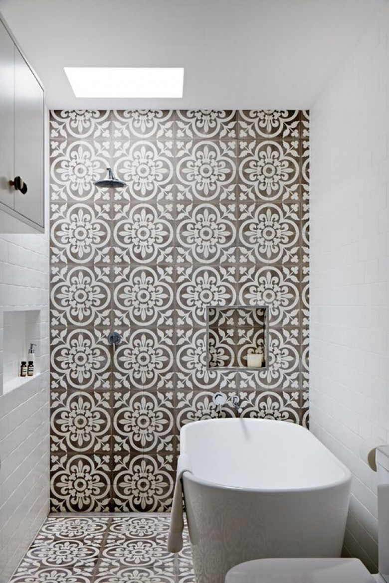 Płytki azulejos jako jedyna ozdoba w białej łazience (48999)