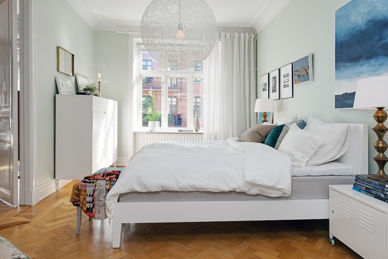 Kulista transparentna lampa w bialym kolorze,galeria ilustracji i obrazów nad łóżkiem w białej sypialni w stylu skandynawskim (25838)