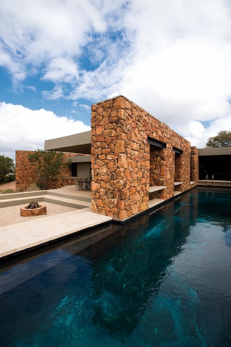 niesamowity dom z afrykańską stylizacją - naturalny, ognisty kolor kamienia i skupiona, duża bryła domu przywołują na myśl Afrykę. Stąd stylizacja i inspiracja. Intrygujący i...