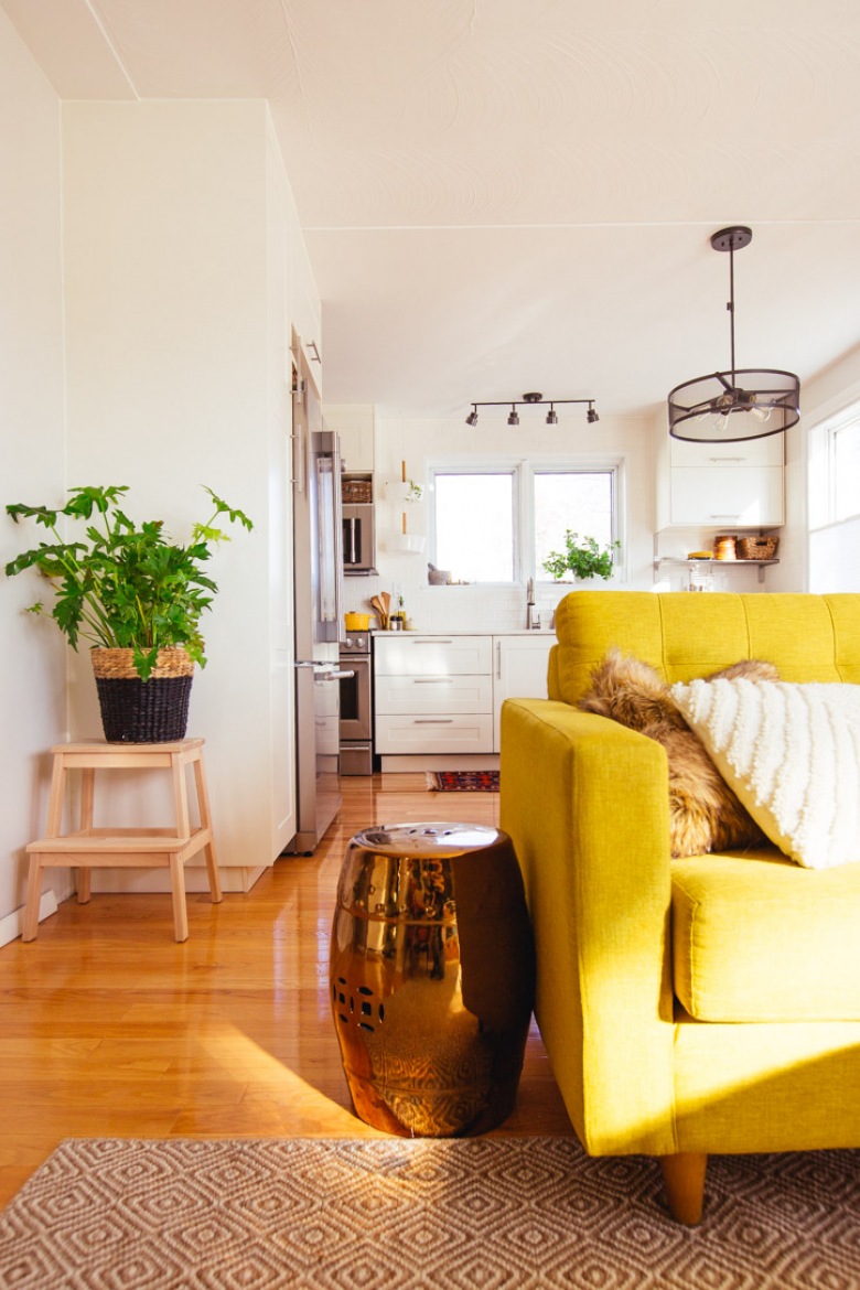 Żółta sofa w salonie (49195)