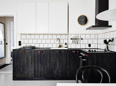 Czarne szafki kuchenne ze skórzanymi uchwytami w stylu industrialnym (24880)