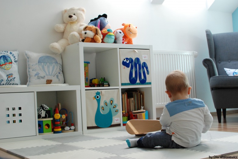 Białe szafki w błękitnym pokoju dziecięcym (50292)