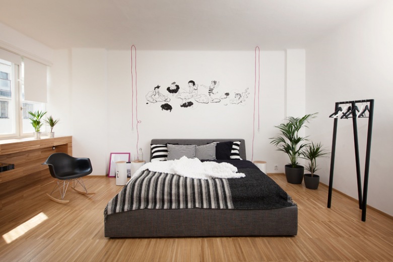 Nowoczesna sypialnia z tapicerowanym łóżkiem, grafikami na ścianie w czarno-białych kolorach (22279)