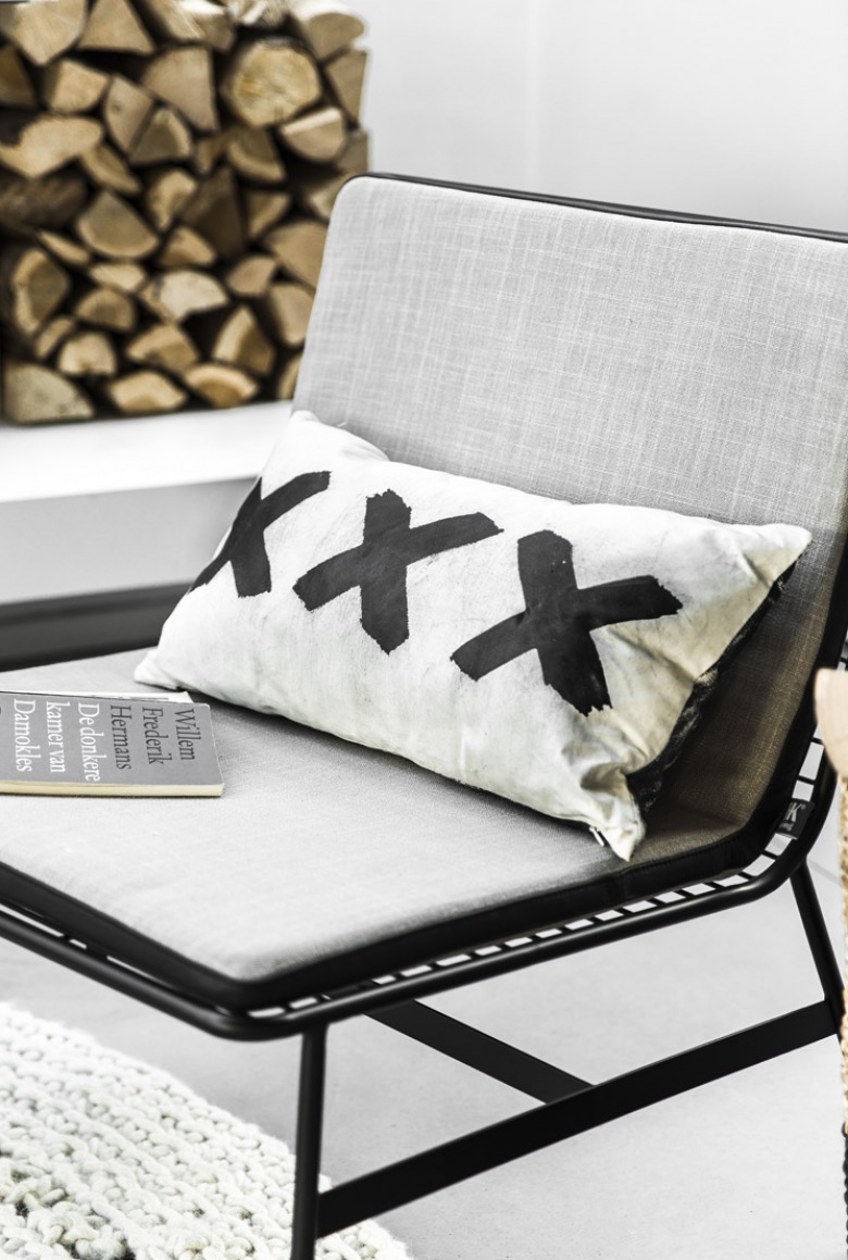 Metalowy czarny fotel z poduszkami w stylu skandynawskim (22266)