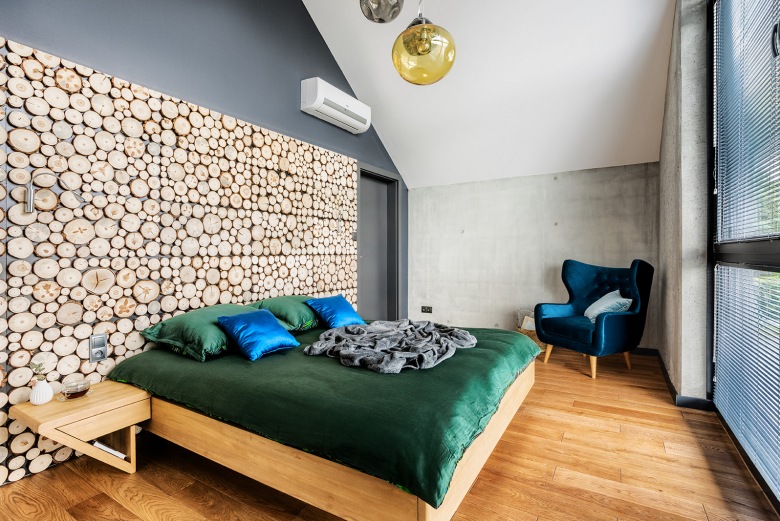 Aranżacja sypialni utrzymana jest w eklektycznym stylu. Drewniana podłoga dodaje ciepła, a kolorystyka pościeli i dodatków kojarzy się z...