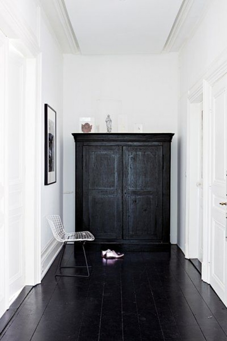 Czarna podłoga z desek,czarna szafa vintage  i białe sciany w korytarzu (26059)