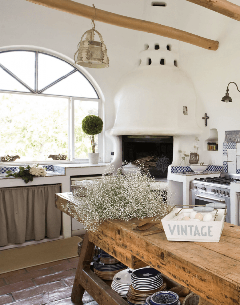 Kominek w kuchni w rustykalnym stylu (22189)