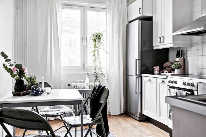 Białe zasłony w skandynawskiej kuchni (48544)