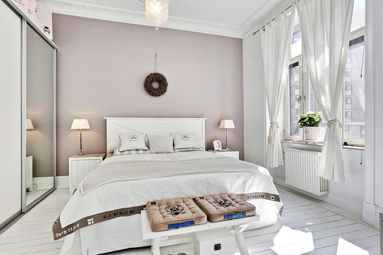 Białe drewniane łóżko,białe dekoracyjne zasłony i szara ściana w sypialni (24390)