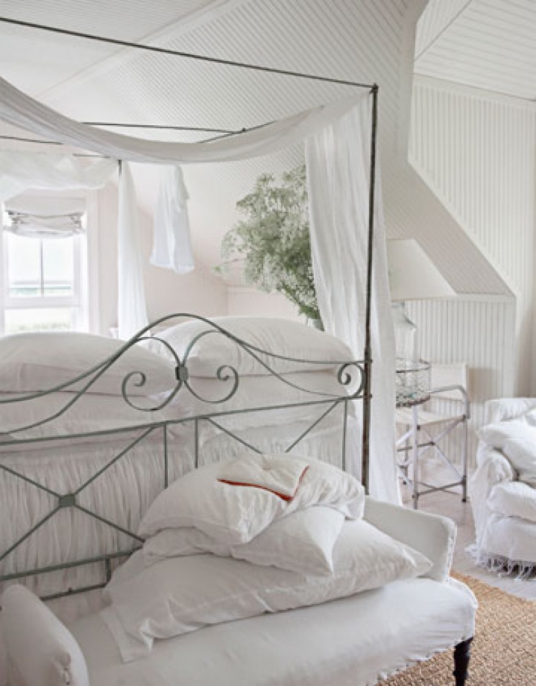 Kute szare łóżko i tapicerowana biała ławka w sypialni (24401)