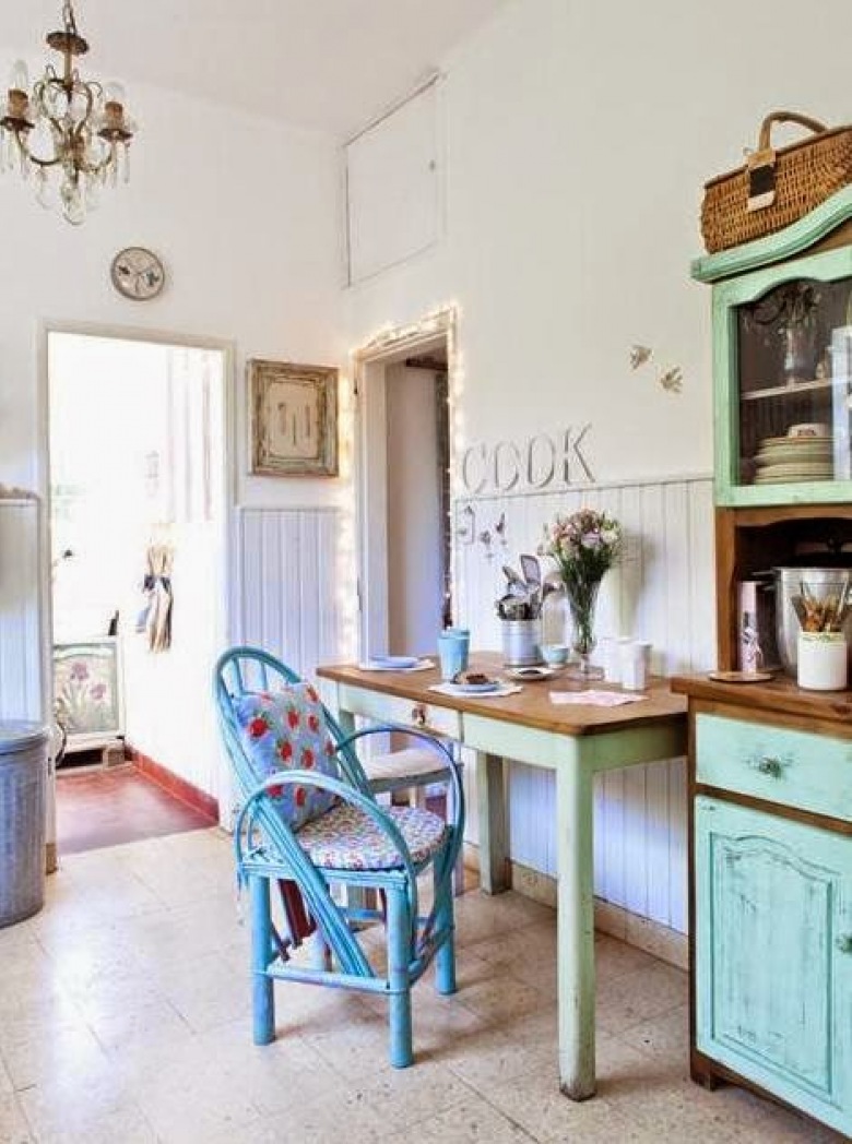Turkusowy stół i kredens z drewnianym blatem,i niebieskim fotelem z rattanu w kuchni vintage (24923)