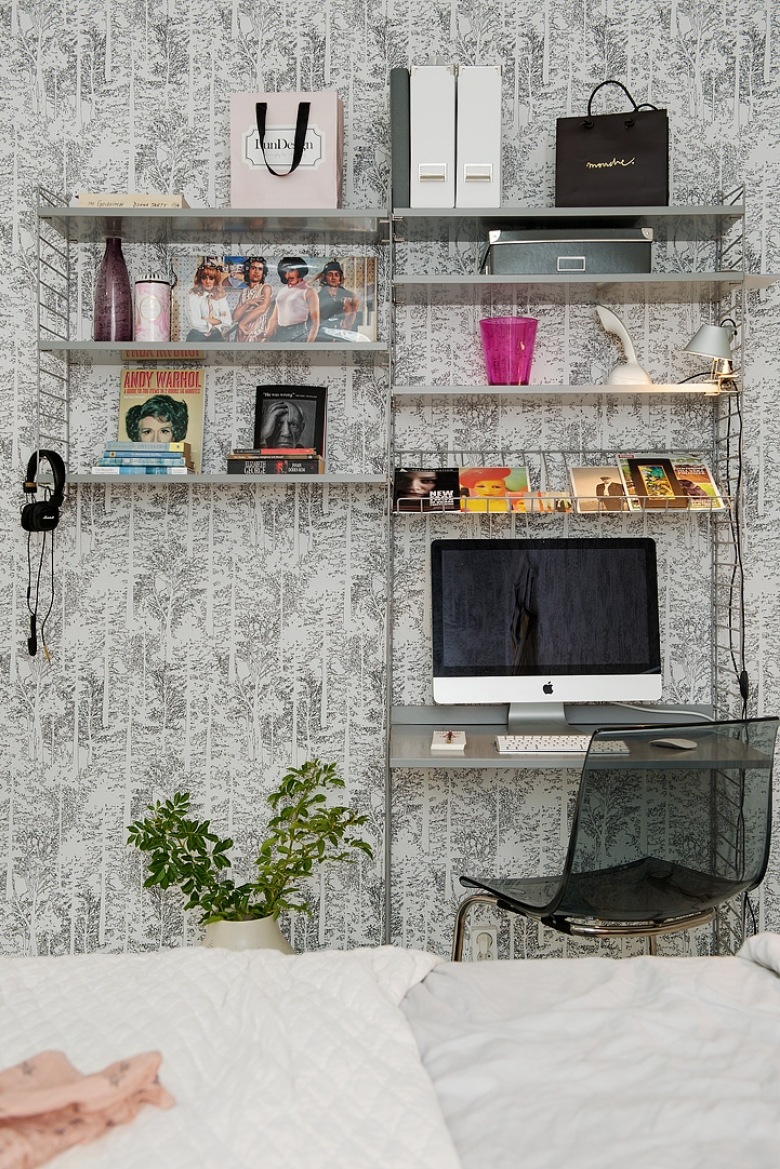 Graficzna skandynawska tapeta na ścianie z metalowymi ażurowymi pólkami w kąciku domowego biura (25900)