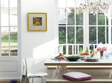Aranżącja białej jadalni z drewnianym stołem,nowoczesnymi krzesłami i kryształowym żyrandolem (21784)
