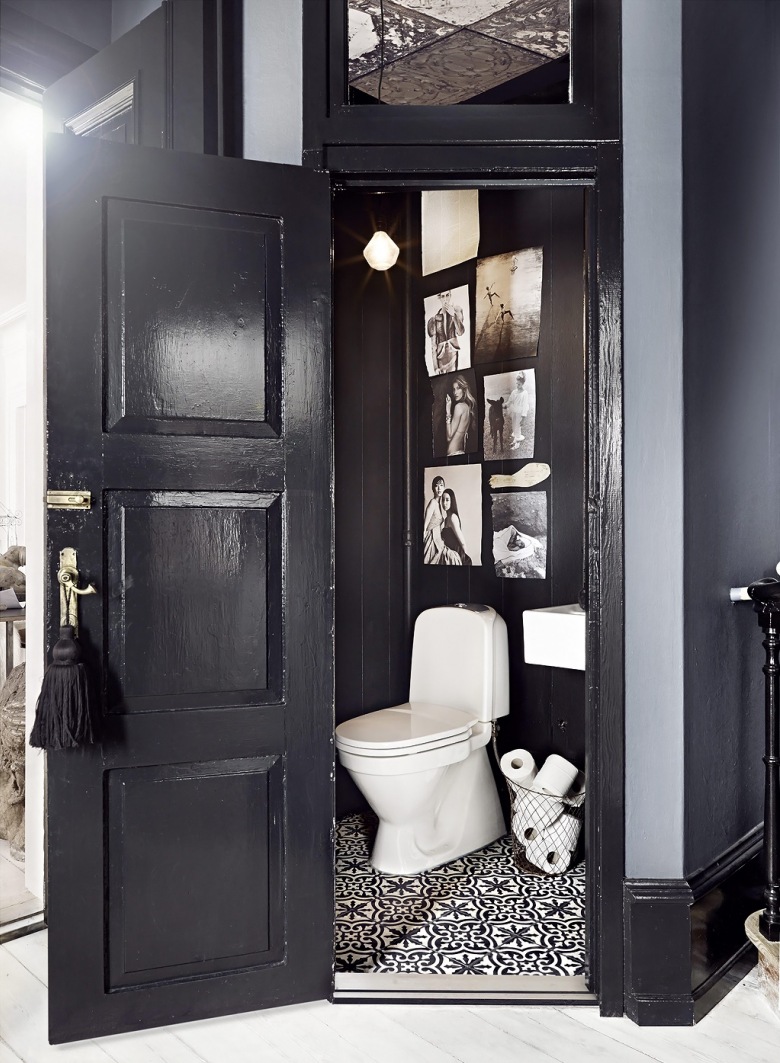 Czarna łazienka z marokańską terakotą,czarno-białe fotografie na ścianie,druciany pojemnik (27397)