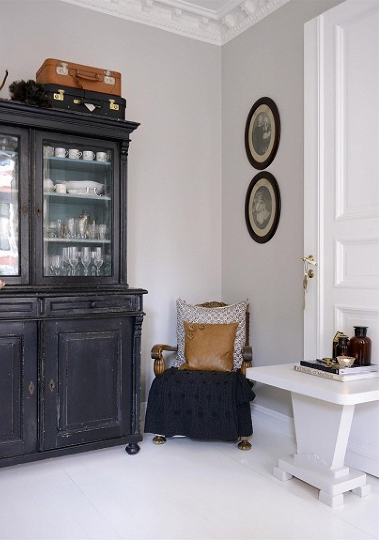 Przecierane czarne meble vintage,okragłe, stylowe ramy,walizki i drewniane malowane meble we wnętrzach (21602)