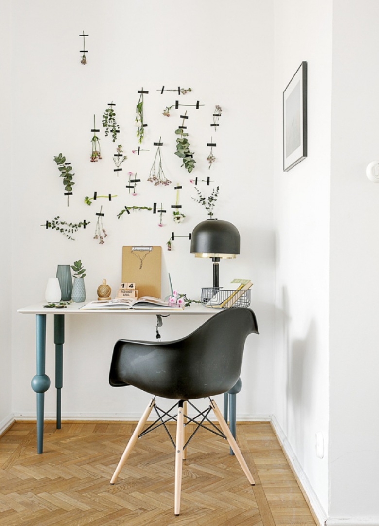 Biały stolik na niebieskich toczonych nogach w roli biurka we wnęce przedpokoju,ziołowe dekoracje na ścianie (28454)