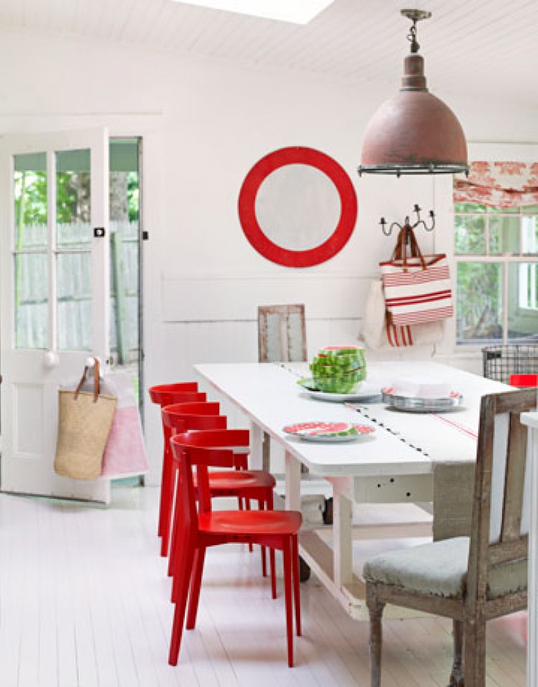 Czerwone krzesła i lustro okragłe w białej jadalni w modern rustykalnyjm stylu (24395)