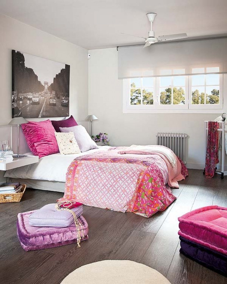Czarno-biala fotografia Pól Elizejskich w aranzacji białej nowoczesnej sypialni z różowymi i fioletowymi poduszkami (25524)