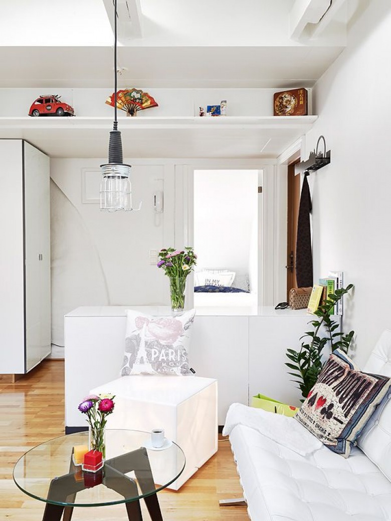jeśli przymierzacie się do urządzenia małego mieszkania na poddaszu, to koniecznie obejrzyjcie tą skandynawską propozycję - świetna...