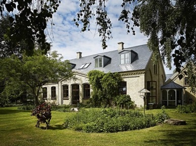 Stylowy dom z historią w jasnej elewacji z cegły i ze starym klasycznym ogrodem (25035)