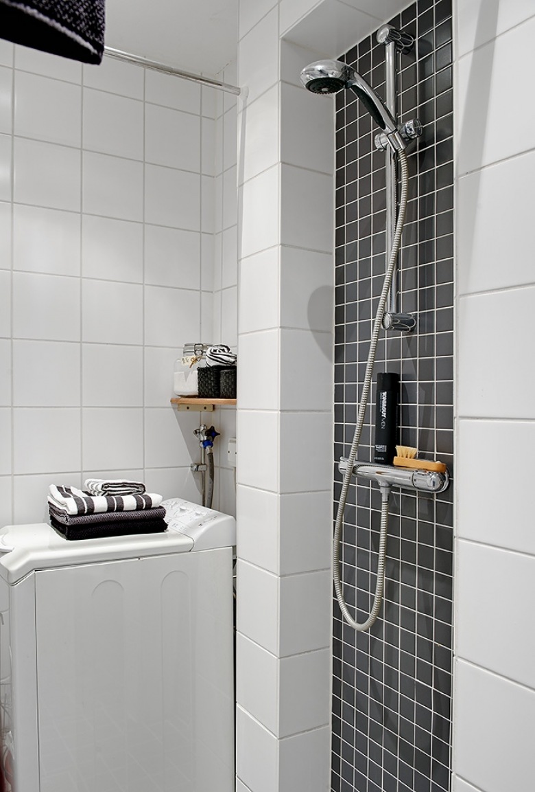 Jak urządzić małą łazienkę z prysznicem w biało-czarnych kolorach ? (25905)