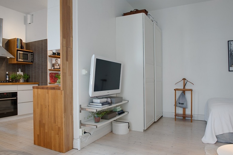 Kącik TV i garderoba w małym mieszkaniu (22625)