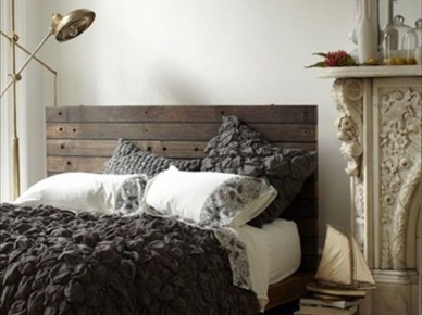 Wezgłowie łóżka z desek z palety w eklektycznej aranżacji sypialni ze stylowym  kominkiem (25315)