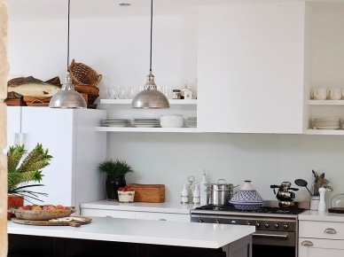 Czarna wyspa kuchenna z białym blatem, srebrne metalowe lampy wiszące i półki zabudowane z białym okapem na ścianie w kuchni (25571)