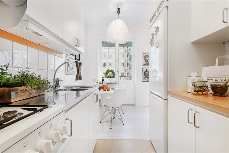 Wąska biała kuchnia w skandynawskim stylu (21642)