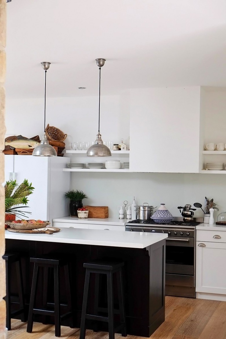 Czarna wyspa kuchenna z białym blatem, srebrne metalowe lampy wiszące i półki zabudowane z białym okapem na ścianie w kuchni (25571)