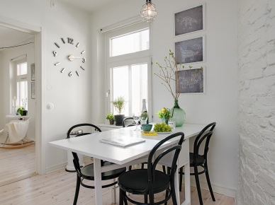 Ceglana ściana pomalowana na biało w jadalni z rozkładanym stołem i czarnymi krzesłami (22973)