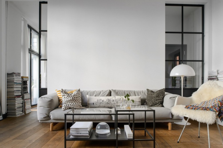 Metalowe ramy ścian ze szkłem,metalowe stoliki industrialne i szara sofa w aranżacji salonu w stylu industrialnym (26452)