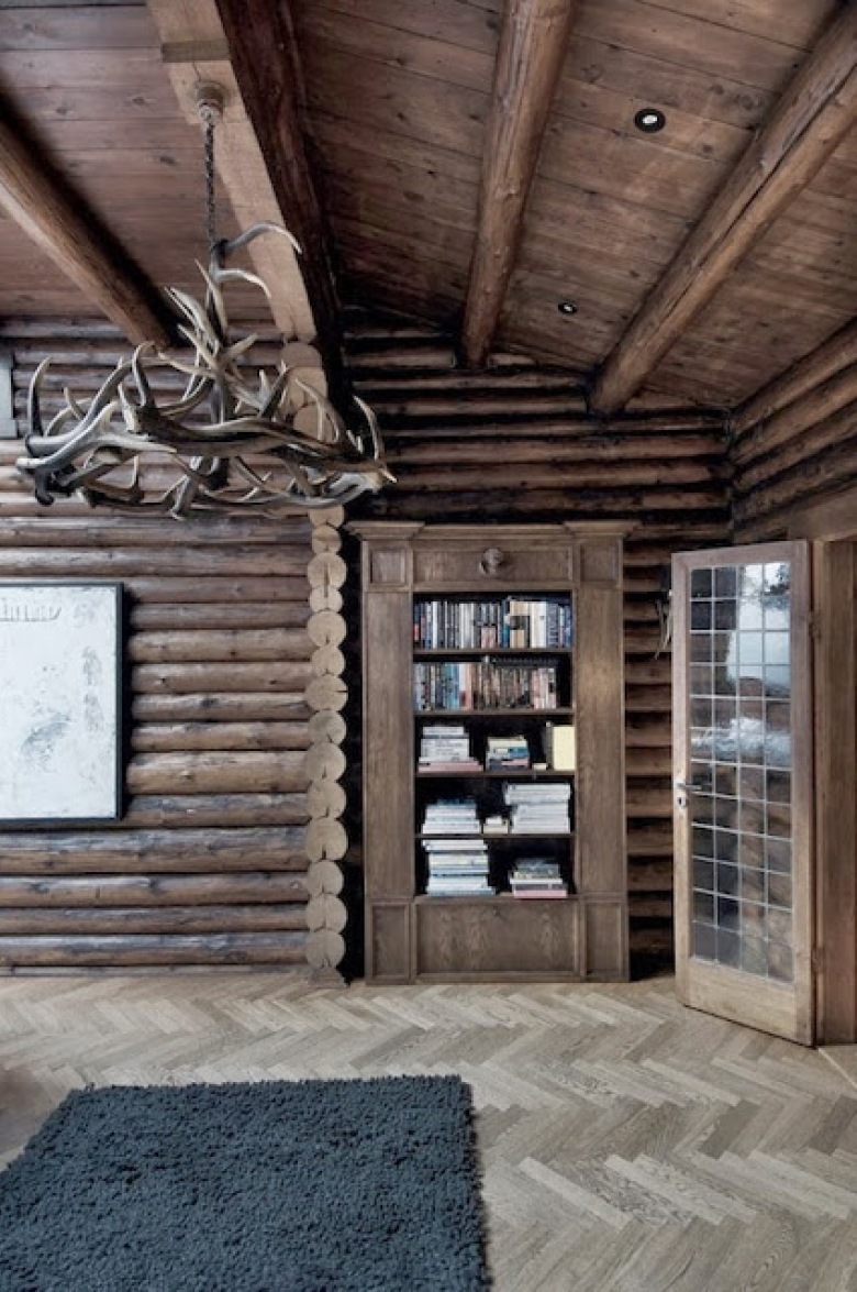 Aranżacja salonu z biblioteczką w domu z drewnianych bali (21041)
